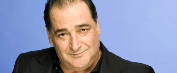 Ο Βασίλης Καρράς τραγουδά επάνω σε… μηχανή! | Video