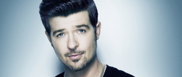 O Robin Thicke σε μια διαφορετική εκτέλεση του no1 hit των Icona Pop.