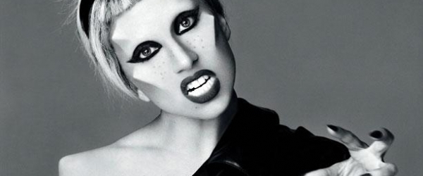 Η Lady Gaga ποζάρει γυμνή
