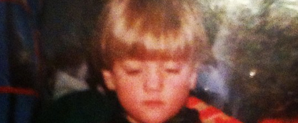 Ποίος γνωστός σημερινός τραγουδιστής, είναι το αγοράκι της φωτογραφίας;