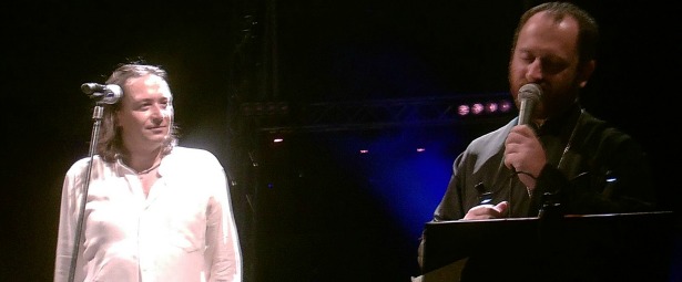 Ο παπάς που έκλεψε τις εντυπώσεις στην συναυλία του Γιάννη Κότσιρα (video)