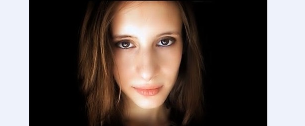 Ολίβια Χατζηιωάννου: Η Ελληνοαμερικανίδα που κέρδισε τον διεθνή μουσικό διαγωνισμό BEAT100