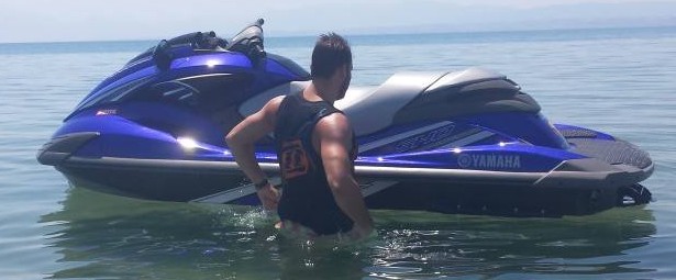 Ποιος δημοφιλής τραγουδιστής επιδίδεται σε θαλάσσια σπορ;