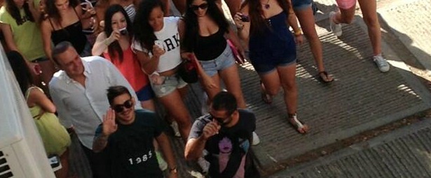 Μπροστά ο Stan και πίσω οι θαυμάστριες! | Φωτογραφίες