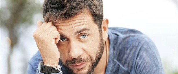 Δείτε την αντίδραση του Γιώργου Μαζωνάκη για τα βεγγαλικά σε συναυλία του στην Μύκονο (video)