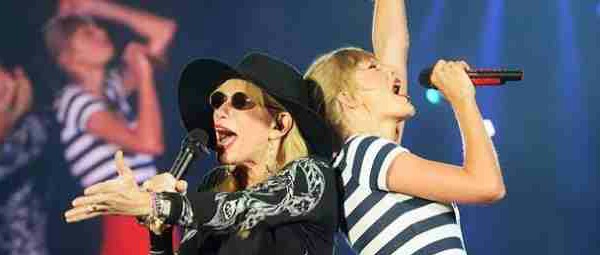 Taylor Swift και Carly Simon μαζί στη σκηνή τραγουδώντας το “You’re So Vain”