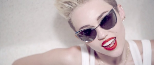 “We Can’t Stop”| Δείτε τι «έκοψε» ο σκηνοθέτης από το video clip της Miley Cyrus