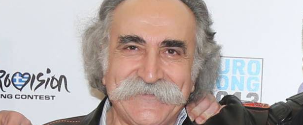 Αγάθωνας: “Βάφεται έτσι γιατί προσπαθεί να μοιάσει στην Παπαρίζου”| Σε ποιον καλλιτέχνη αναφέρεται;