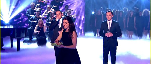 Εξοργισμένη διαγωνιζόμενη σε talent show πέταξε αυγά στον Simon Cowell κατά την διάρκεια του προγράμματος (Video)!