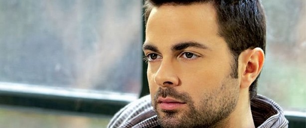 Ο Ηλίας Βρεττός παρουσιάζει τη νέα του επιτυχία!