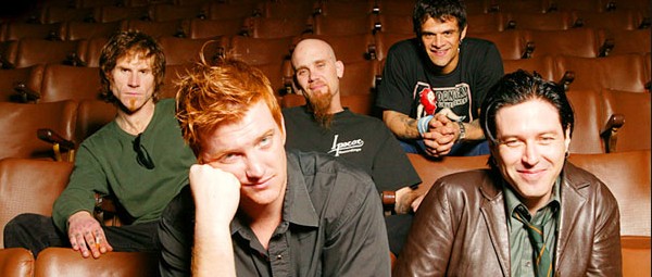 Δείτε τους Queen of The Stone Age να διασκευάζουν “Blurred Lines”