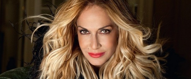 Άννα Βίσση : «Το να βλέπεις τους γονείς να ξυπνάνε το πρωί και να μην ξέρουν τι να κάνουν και πώς να βοηθήσουν τα παιδιά τους είναι για μένα το κατώτερο σκαλί της εξαθλίωσης και της αδικίας»