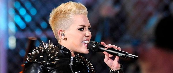 Η Miley Cyrus «κράζει» τα παλιά της τραγούδια