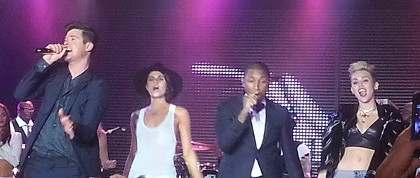 “Blurred Lines”|O Robin Thicke και ο Pharrell τραγουδούν,ενώ η Miley Cyrus χορεύει τη νέα μεγάλη επιτυχία
