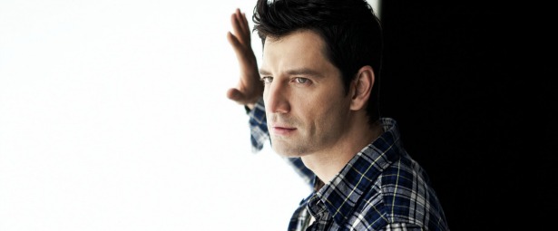 Ο Σάκης Ρουβάς βοηθάει για να φτιαχτεί ένα σχολείο | Video