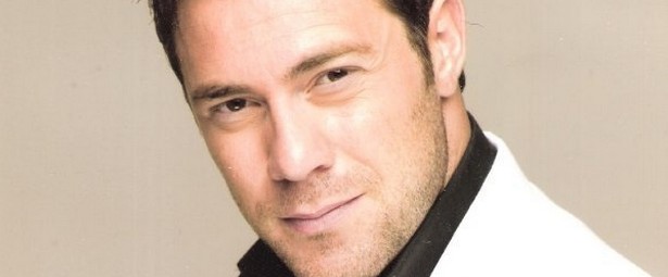 «Μάτια μου ατελείωτα» | Πάρτε μια γεύση από το νέο single του Χρήστου Χολίδη