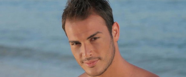 «Με κάποιον άλλον» | Ο Σάκης Αρσενίου επιστρέφει δυναμικά!