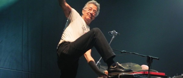 Δείτε ποιοι μεγάλοι καλλιτέχνες είπαν το τελευταίο αντίο στον Ray Manzarek!