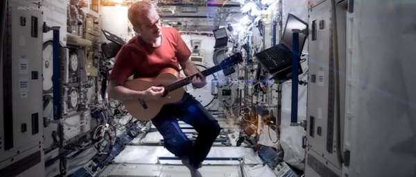 “Space Oddity”: Όταν ένας πραγματικός κυβερνήτης διασκευάζει την επιτυχία του David Bowie στο διάστημα!