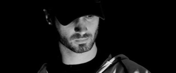 Γνωρίστε τον Ρήγα Σκεπετάρη με το ολοκαίνουργιο του τραγούδι! | «Όλοι μένουμε μόνοι»