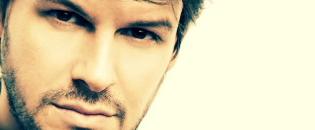 “Με πείραξε” | Το νέο single του Πάνου Κιάμου