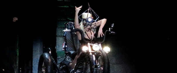 Δείτε βήμα-βήμα πώς φτιάχτηκε η σκηνή του Born This Way Ball Tour της Lady Gaga