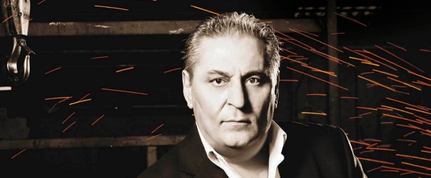 Τα σπάει ο Ζαφείρης Μελάς στο νέο του video clip!