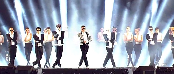 Δείτε την πρώτη live παρουσίαση του “Gentleman” από τον PSY!