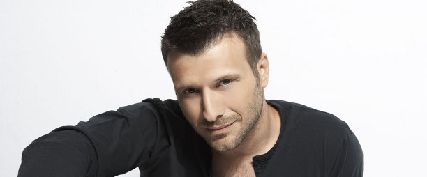 Γιάννης Πλούταρχος: «Έμαθα να τραγουδάω με συνοδεία τα τζιτζίκια και τον ήχο που έκαναν οι τσάπες καθαρίζοντας το χώμα»