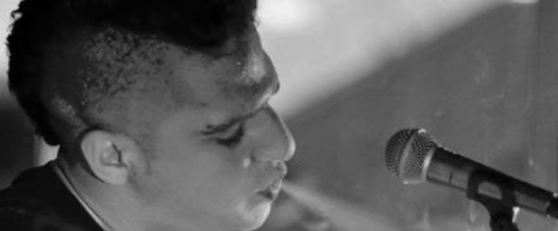 Στέργιος Νταουσανάκης: «Τραγουδώντας με τους φίλους, πριν τη μαμά πατρίδα» στην Αρχιτεκτονική 26/4