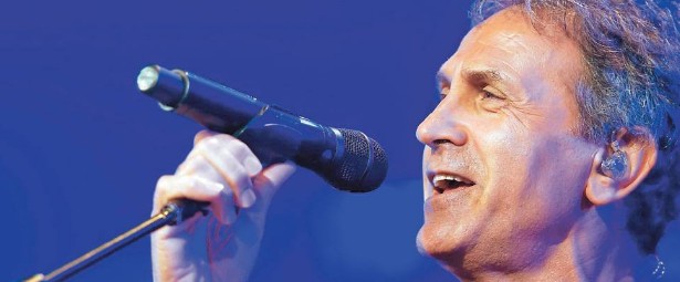 Ο Γιώργος Νταλάρας τραγουδά το παραδοσιακό Μικρασιάτικο τραγούδι “Όσο βαρούν τα σίδερα”