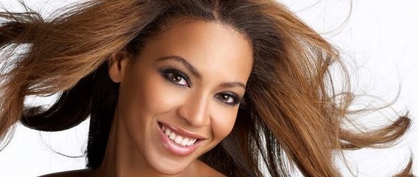 O Έλληνας σχεδιαστής Vrettos-Vrettakos ντύνει τη Beyonce για τη παγκόσμια περιοδεία της!