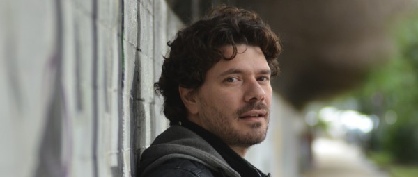 Ο Απόστολος Βαλαρούτσος μας παρουσιάζει το νέο του single “Μετά Ξύπνησα”