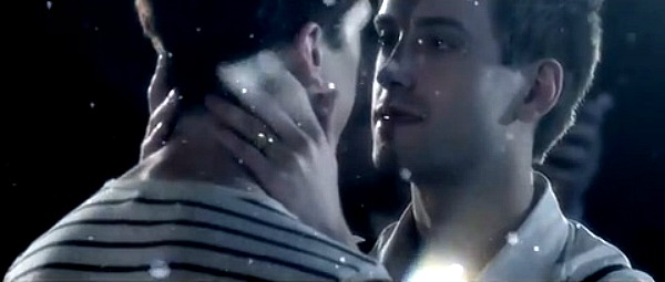 H Lara Fabian «επαναστατεί» υπέρ των gay με το νέο της video clip!