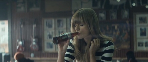 H Taylor Swift γράφει το νέο single “22” σε διαφήμιση γνωστού αναψυκτικού.