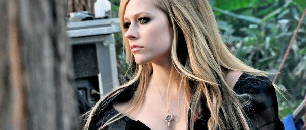 Aκούστε απόσπασμα από το “Here’s to Never Growing Up” της Avril Lavigne [lyric video]