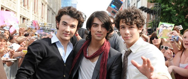 Δείτε το ολοκαίνουργιο video clip των Jonas Brothers, “Pom Poms”