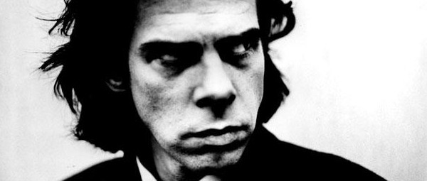 «Στη βάση της Δημοκρατίας, τα περιστέρια φορούν μάσκες αερίων» : O Nick Cave και το τραγούδι του για την Αθήνα