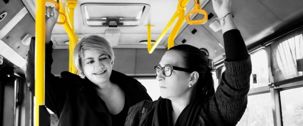 Η Αργυρώ Καπαρού και η Λίνα Νικολακοπούλου μας παρουσιάζουν live τις “Χειρολαβές” κάθε Τετάρτη στο Γκάζι από 21/11!