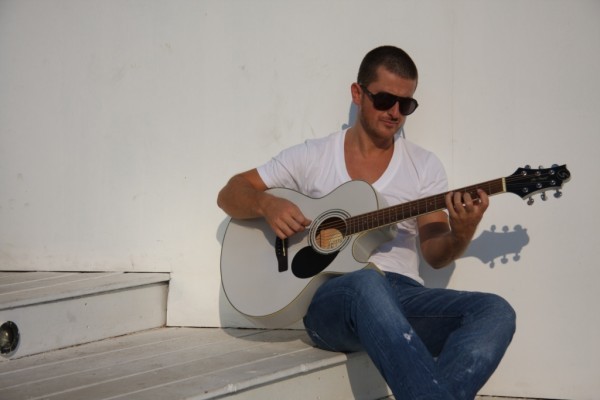 ” Ζωή και κότα” το νέο τραγούδι του Στέλιου Βραχιόλογλου.