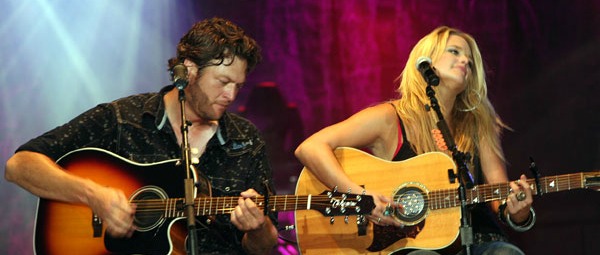 O Blake Shelton κοντά στα θύματα του τυφώνα της Οκλαχόμα