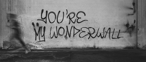 “Wonderwall”: Όταν οι Hurts διασκεύασαν Oasis!