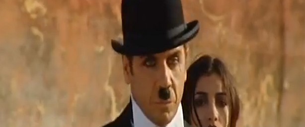 Ο Γιώργος Μαζωνάκης σε ρόλο Τσάρλι Τσάπλιν! | Νέο video clip