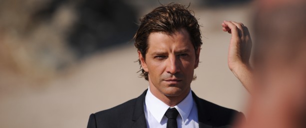 Σάκης Ρουβάς: Πιο ώριμος από ποτέ μας αφήνει να τρυπώσουμε στα γυρίσματα του νέου του video clip!