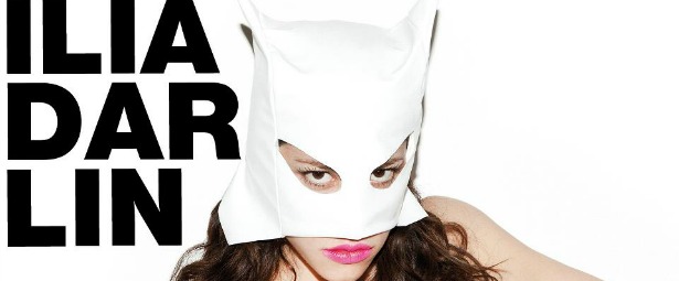 H Ilia Darlin απαγγέλλει το “Ραντεβού στην παραλία” της Φουρέιρα! | Βίντεο