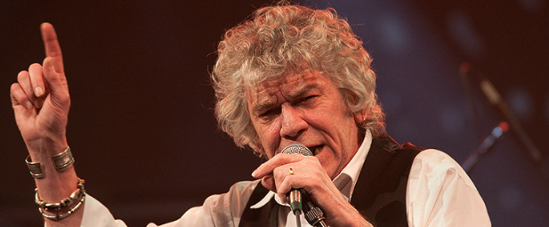 “Λύγισε” στην σκηνή ο τραγουδιστής των Nazareth – Dan McCafferty