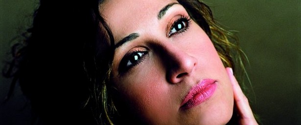 Η Ελένη Πέτα επιστρέφει με ολοκαίνουριο τραγούδι!