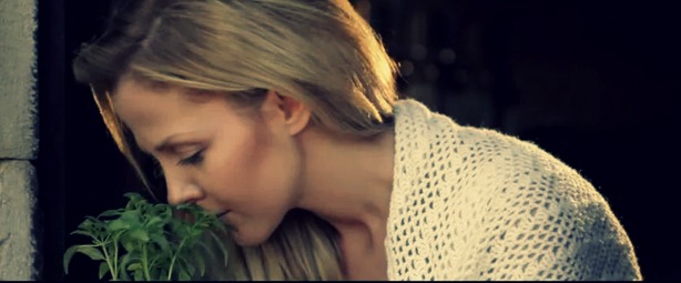 Φανή Δρακοπούλου | Δες το videoclip για το νέο της τραγούδι “Άιντε κόσμε”