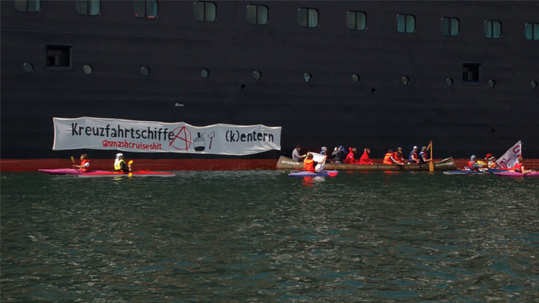 Γερμανία: Ακτιβιστές για την κλιματική αλλαγή εμπόδισαν απόπλου κρουαζιερόπλοιου