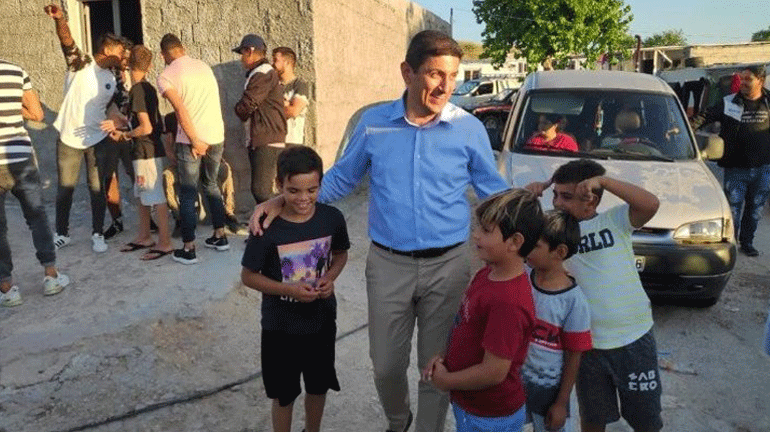 Από τον καταυλισμό των Ρομά στο Ηράκλειο ξεκίνησε την προεκλογική του εκστρατεία ο Αυγενάκης